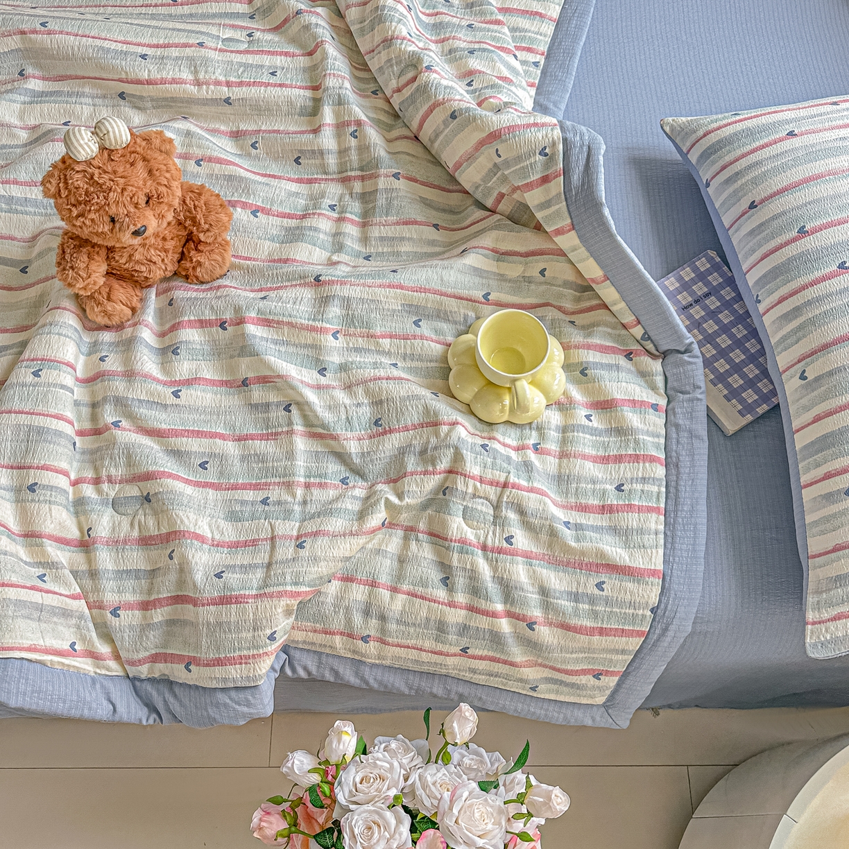 91家纺网 家纺一手货源 找家纺 秋泽家纺 2026新款A类云感双层纱大豆纤维夏凉被空调被小清新印花夏被 桃心条纹