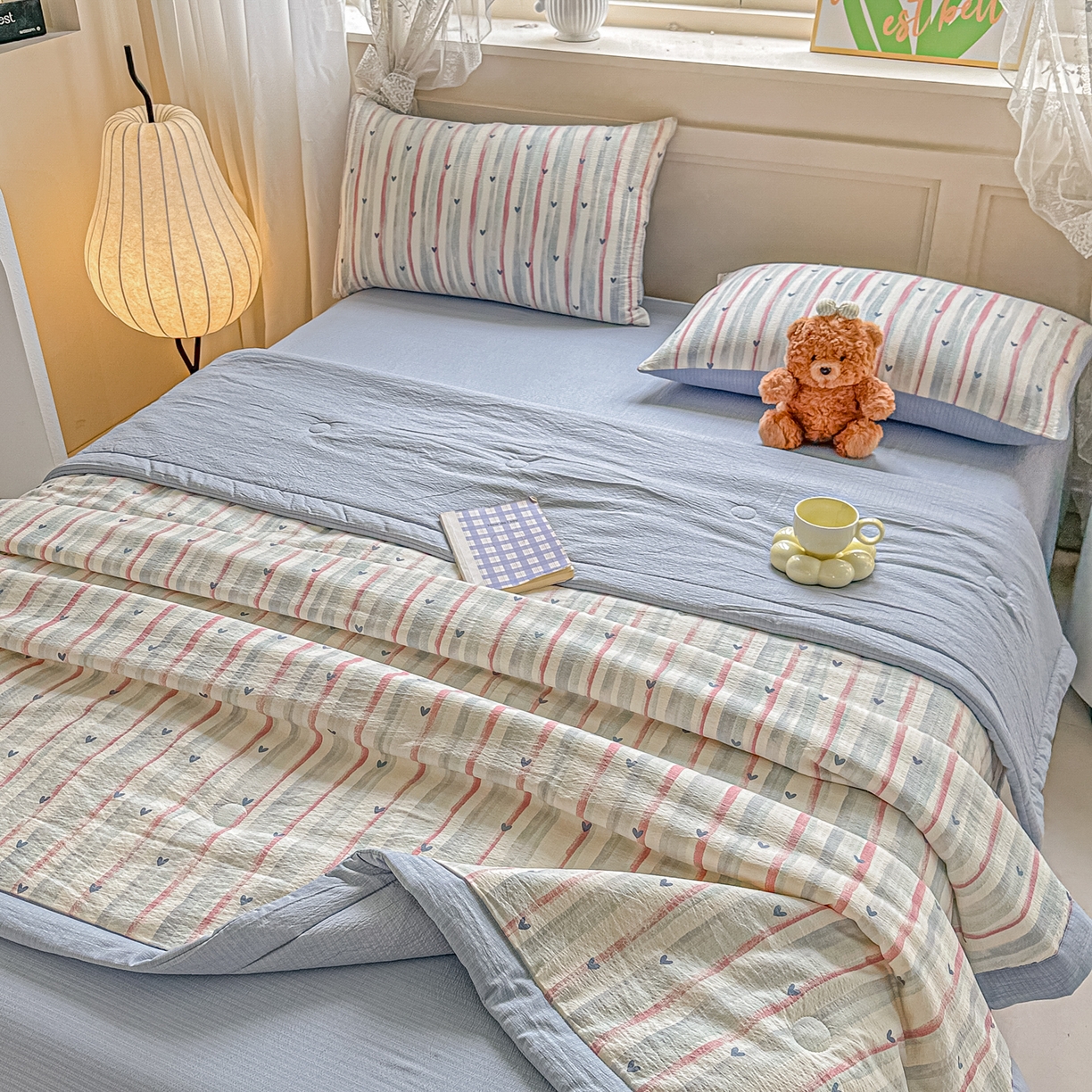 91家纺网 家纺一手货源 找家纺 秋泽家纺 2026新款A类云感双层纱大豆纤维夏凉被空调被小清新印花夏被 桃心条纹