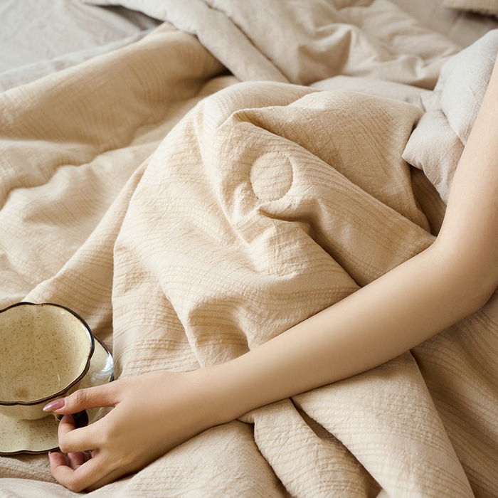 91家纺网 家纺一手货源 找家纺 恋人优选 2026新款A类全棉色织水洗棉提花夏被空调被 大波浪卡其