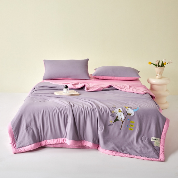 91家纺网 家纺一手货源 找家纺 卡斯诺家纺馆 2026新款水洗棉棉花夏被四件套 魅紫浅粉