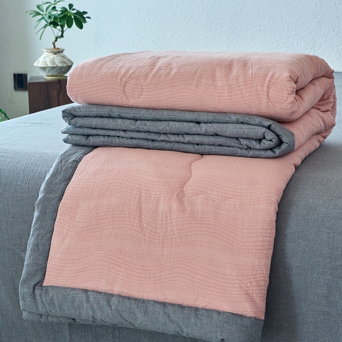 91家纺网 家纺一手货源 找家纺 恋人优选 2026新款A类全棉色织水洗棉提花夏被空调被 大波浪粉