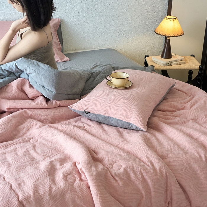 91家纺网 家纺一手货源 找家纺 恋人优选 2026新款A类全棉色织水洗棉提花夏被空调被 大波浪粉