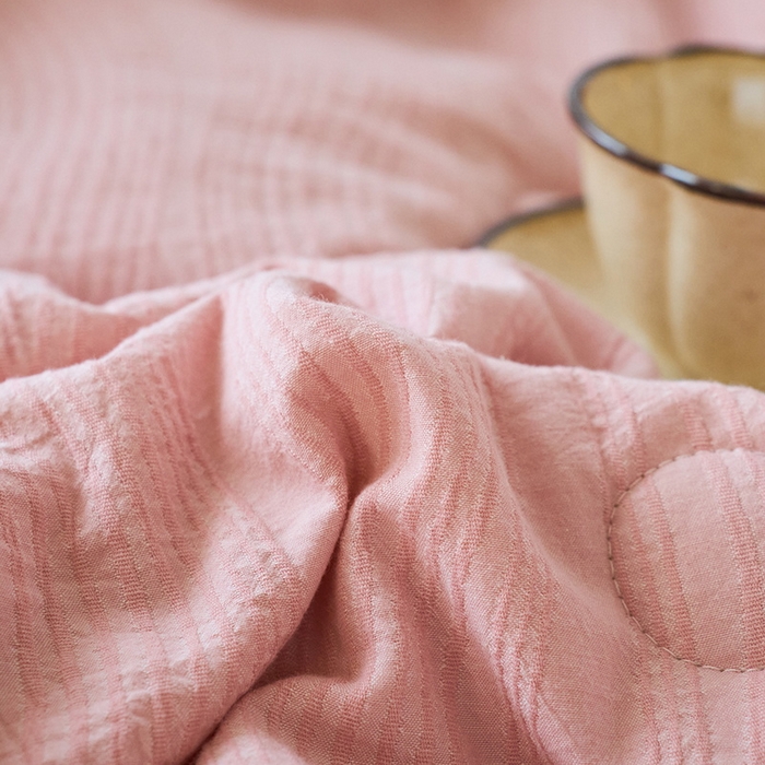 91家纺网 家纺一手货源 找家纺 恋人优选 2026新款A类全棉色织水洗棉提花夏被空调被 大波浪粉