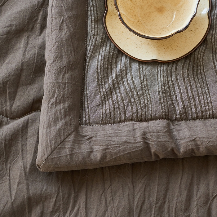 91家纺网 家纺一手货源 找家纺 恋人优选 2026新款A类全棉色织水洗棉提花夏被空调被 大波浪咖