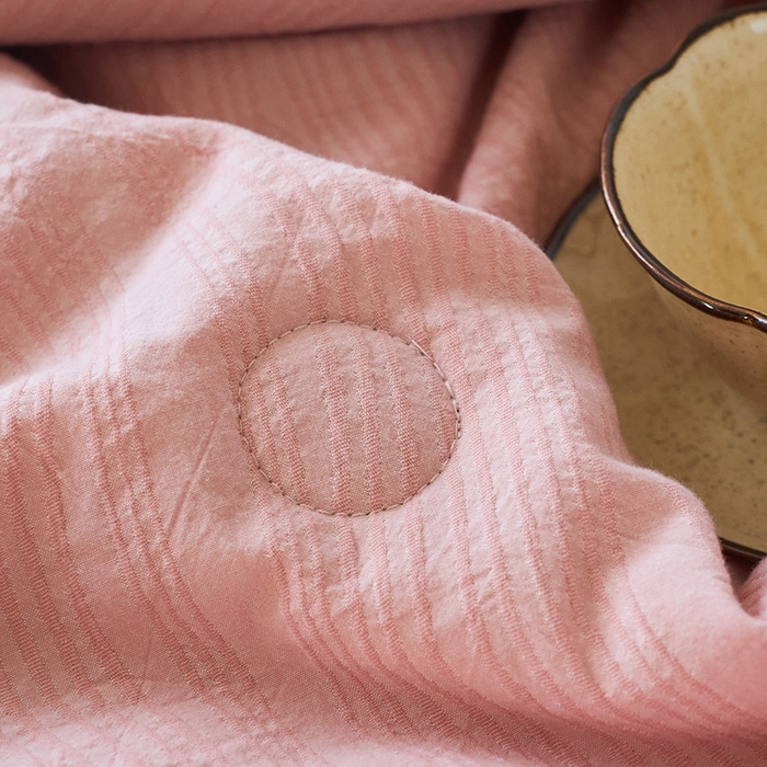 91家纺网 家纺一手货源 找家纺 恋人优选 2026新款A类全棉色织水洗棉提花夏被空调被 大波浪粉