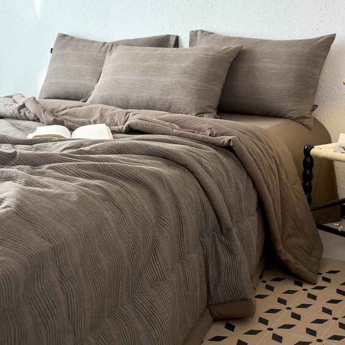 91家纺网 家纺一手货源 找家纺 恋人优选 2026新款A类全棉色织水洗棉提花夏被空调被 大波浪咖