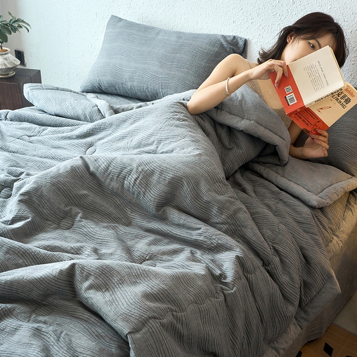91家纺网 家纺一手货源 找家纺 恋人优选 2026新款A类全棉色织水洗棉提花夏被空调被 大波浪灰