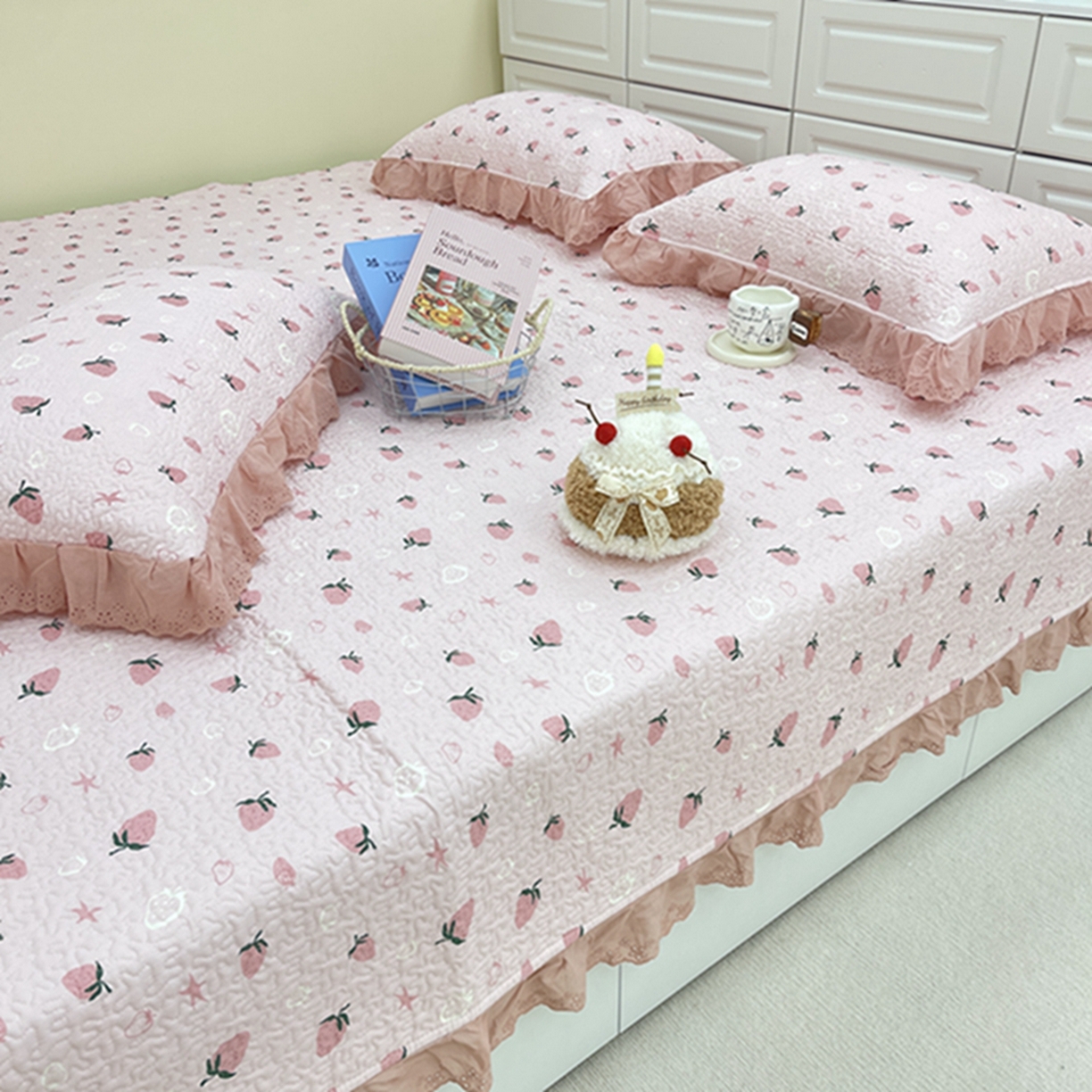 91家纺网 家纺一手货源 找家纺 禧瑞谷 2026法式纯棉绗缝全棉榻榻米床盖防滑加厚纯棉床单夹棉三件套床盖纯棉东北农大炕盖 粉底草莓