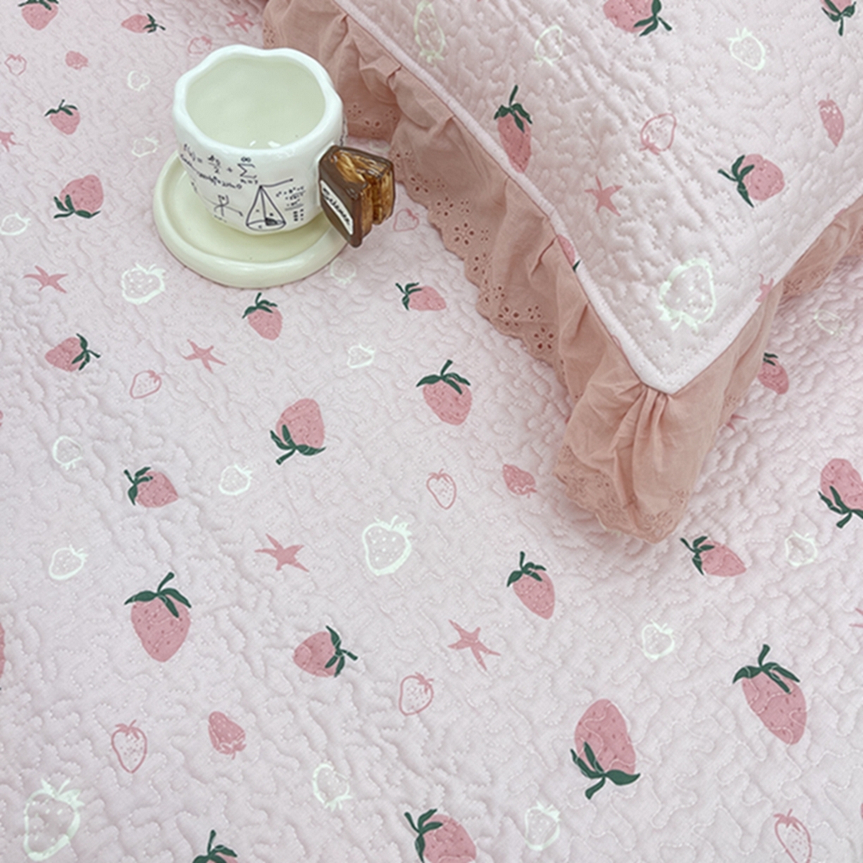 91家纺网 家纺一手货源 找家纺 禧瑞谷 2026法式纯棉绗缝全棉榻榻米床盖防滑加厚纯棉床单夹棉三件套床盖纯棉东北农大炕盖 粉底草莓