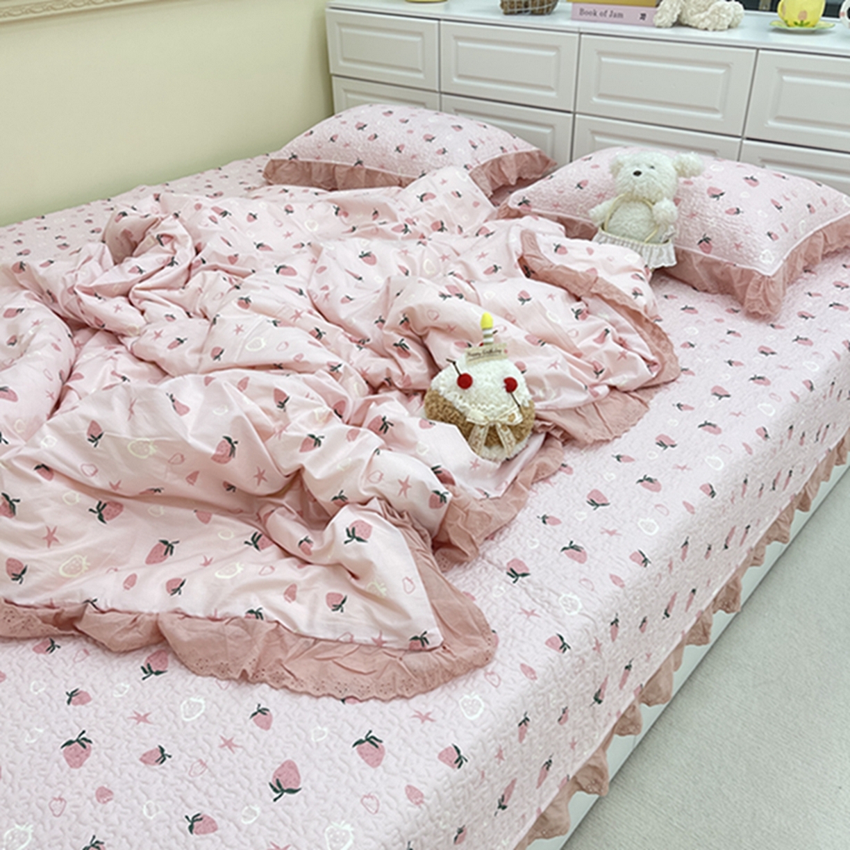 91家纺网 家纺一手货源 找家纺 禧瑞谷 2026法式纯棉绗缝全棉榻榻米床盖防滑加厚纯棉床单夹棉三件套床盖纯棉东北农大炕盖 粉底草莓