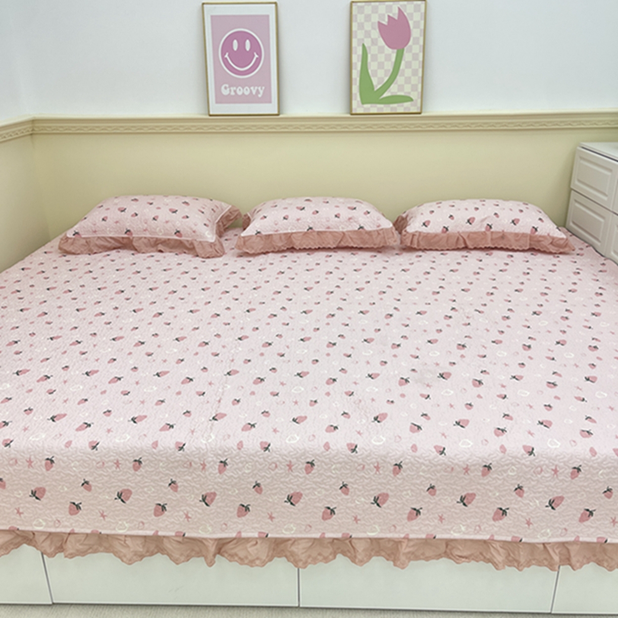 91家纺网 家纺一手货源 找家纺 禧瑞谷 2026法式纯棉绗缝全棉榻榻米床盖防滑加厚纯棉床单夹棉三件套床盖纯棉东北农大炕盖 粉底草莓