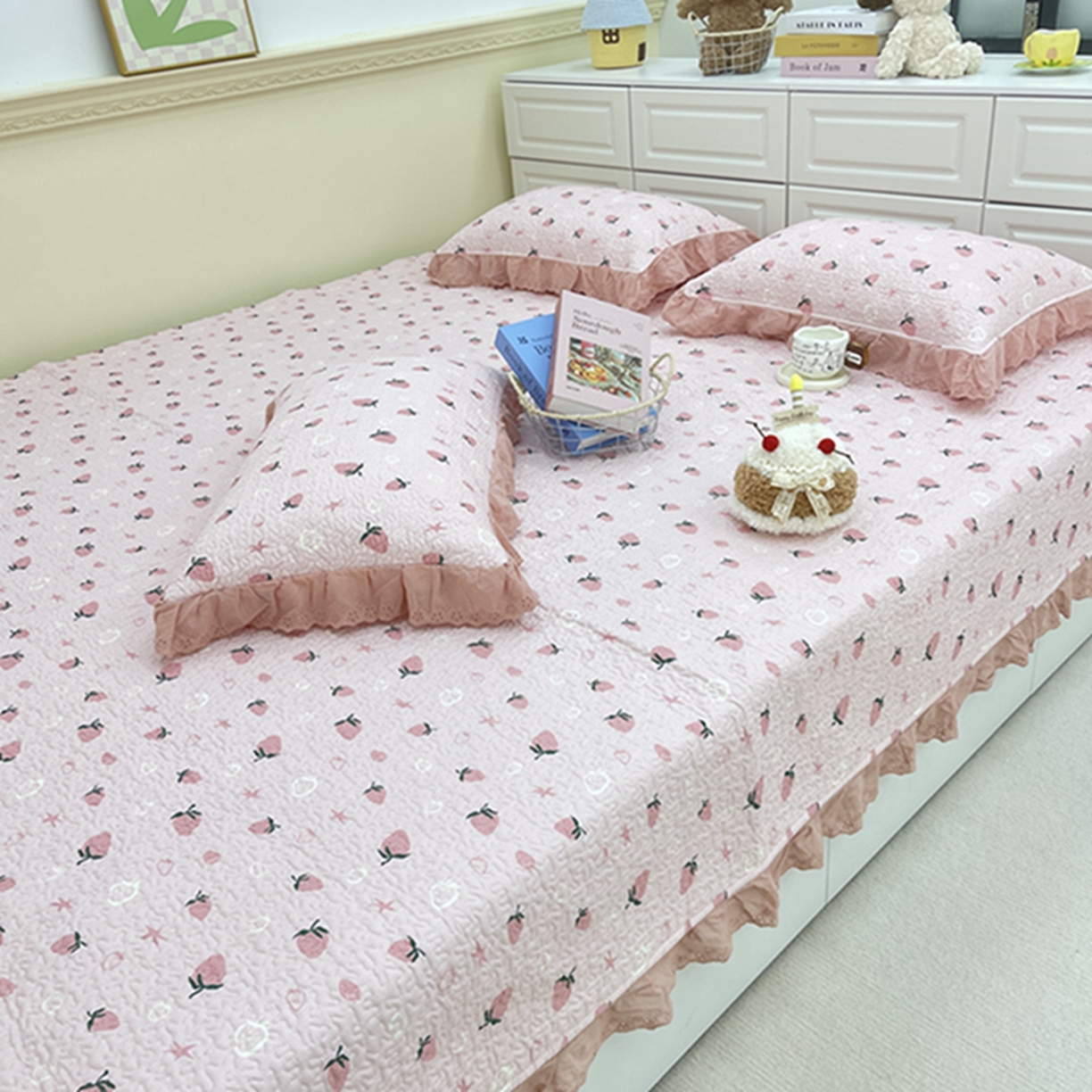 91家纺网 家纺一手货源 找家纺 禧瑞谷 2026法式纯棉绗缝全棉榻榻米床盖防滑加厚纯棉床单夹棉三件套床盖纯棉东北农大炕盖 粉底草莓