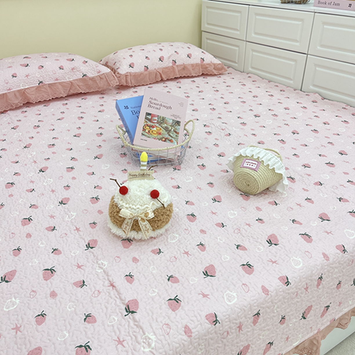 91家纺网 家纺一手货源 找家纺 禧瑞谷 2026法式纯棉绗缝全棉榻榻米床盖防滑加厚纯棉床单夹棉三件套床盖纯棉东北农大炕盖 粉底草莓