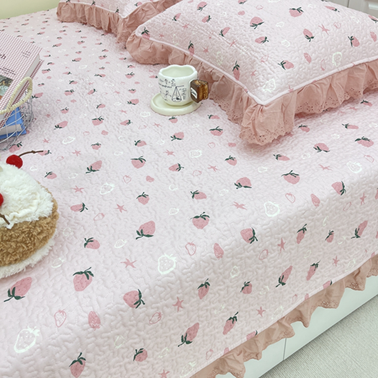 91家纺网 家纺一手货源 找家纺 禧瑞谷 2026法式纯棉绗缝全棉榻榻米床盖防滑加厚纯棉床单夹棉三件套床盖纯棉东北农大炕盖 粉底草莓