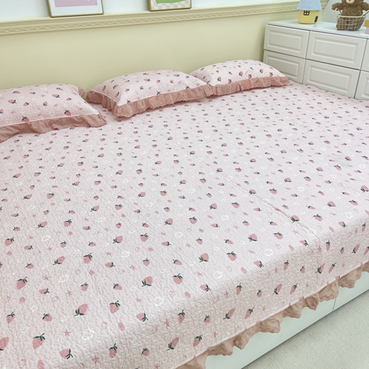 91家纺网 家纺一手货源 找家纺 禧瑞谷 2026法式纯棉绗缝全棉榻榻米床盖防滑加厚纯棉床单夹棉三件套床盖纯棉东北农大炕盖 粉底草莓