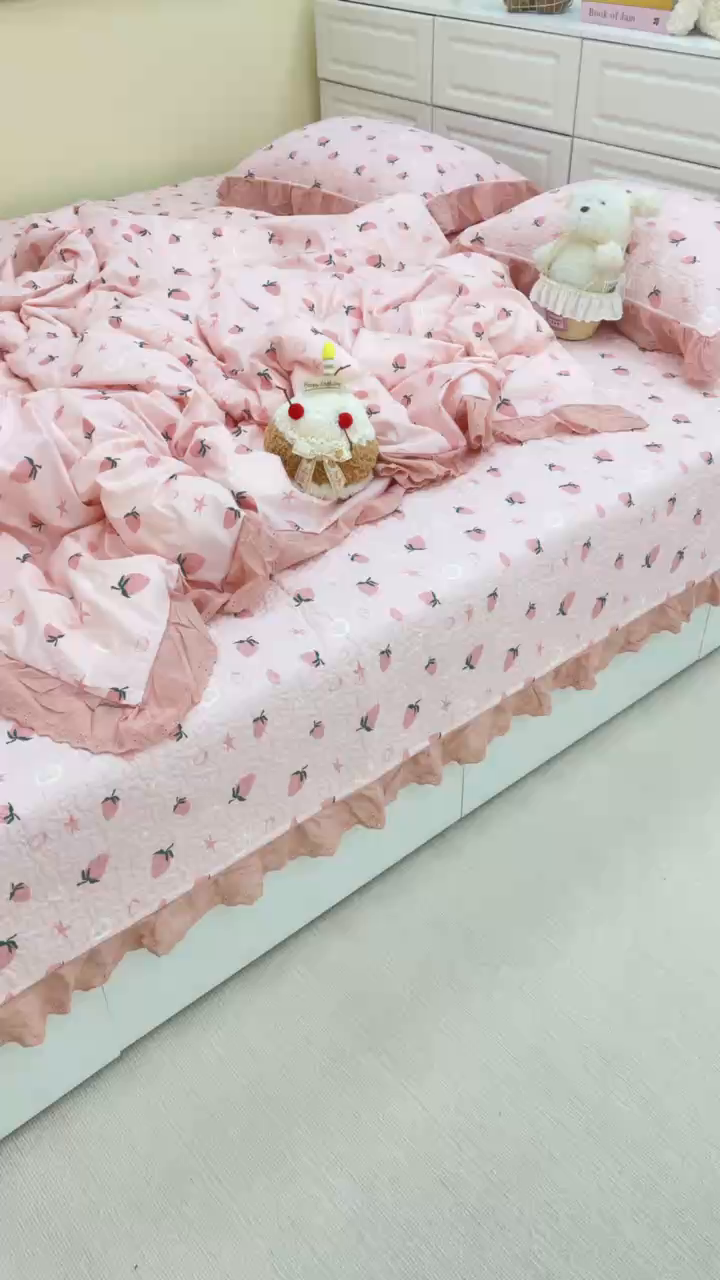 91家纺网 家纺一手货源 找家纺 禧瑞谷 2026法式纯棉绗缝全棉榻榻米床盖防滑加厚纯棉床单夹棉三件套床盖纯棉东北农大炕盖 粉底草莓