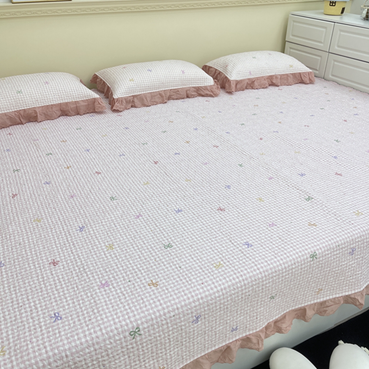 91家纺网 家纺一手货源 找家纺 禧瑞谷 2026法式纯棉绗缝全棉榻榻米床盖防滑加厚纯棉床单夹棉三件套床盖纯棉东北农大炕盖 粉格子蝴蝶结