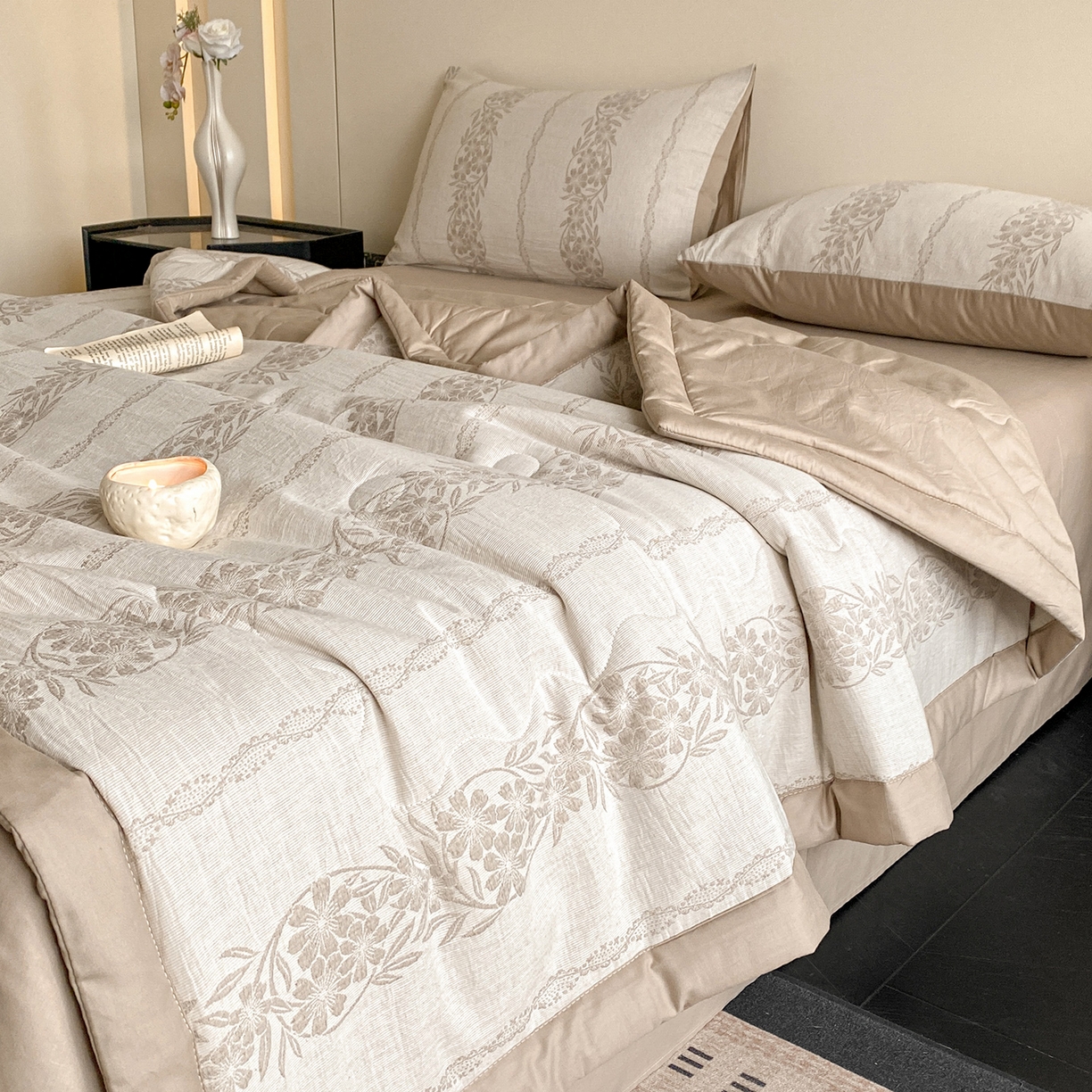 91家纺网 家纺一手货源 找家纺 恋人优选 2026新款全棉三层提花夏被空调被 花蔓吟-咖