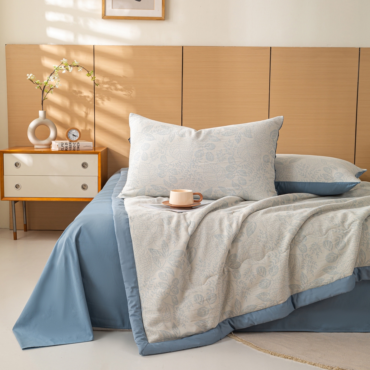 91家纺网 家纺一手货源 找家纺 恋人优选 2026新款全棉三层提花夏被空调被 茎叶时光-蓝