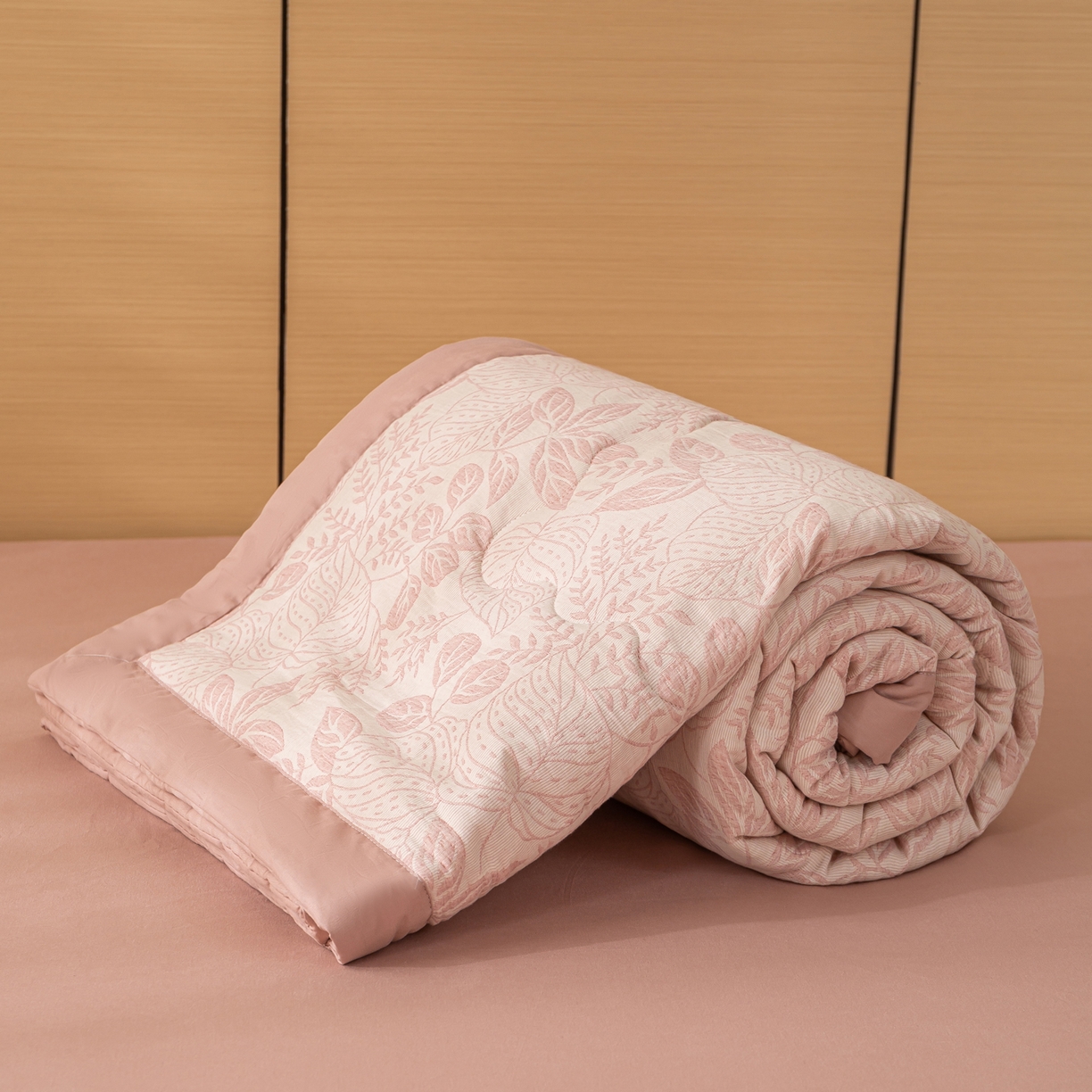 91家纺网 家纺一手货源 找家纺 恋人优选 2026新款全棉三层提花夏被空调被 茎叶时光-粉