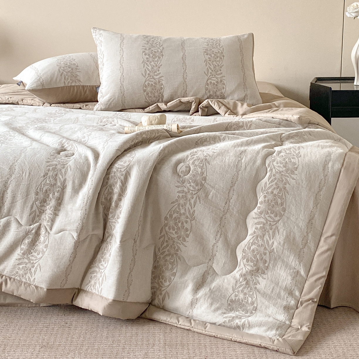 91家纺网 家纺一手货源 找家纺 恋人优选 2026新款全棉三层提花夏被空调被 花蔓吟-咖