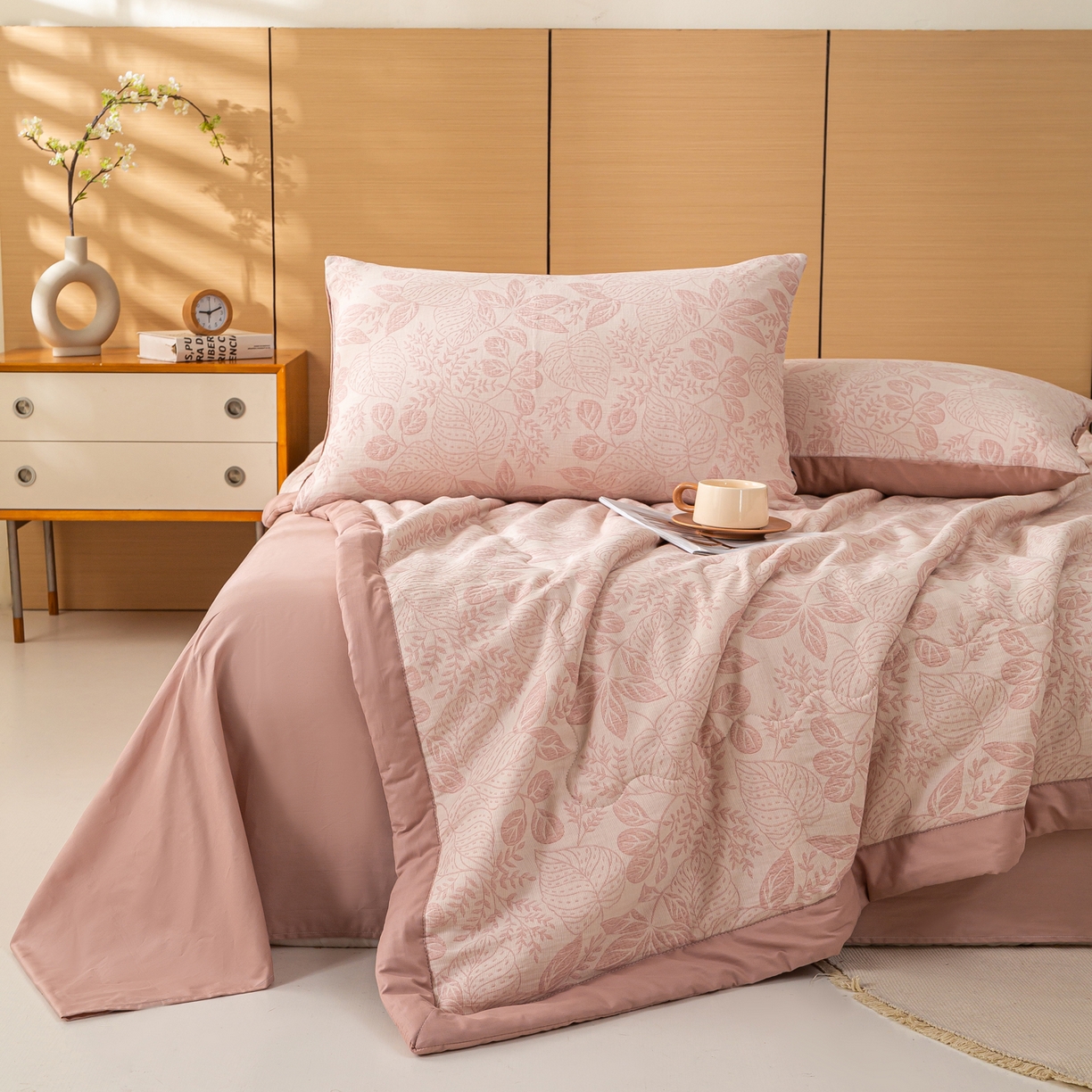 91家纺网 家纺一手货源 找家纺 恋人优选 2026新款全棉三层提花夏被空调被 茎叶时光-粉