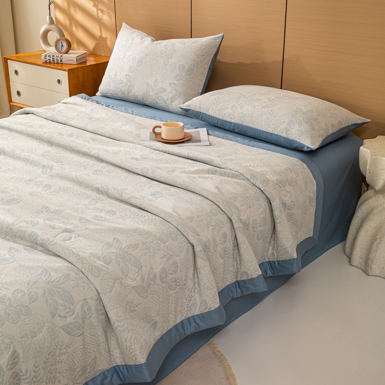 91家纺网 家纺一手货源 找家纺 恋人优选 2026新款全棉三层提花夏被空调被 茎叶时光-蓝