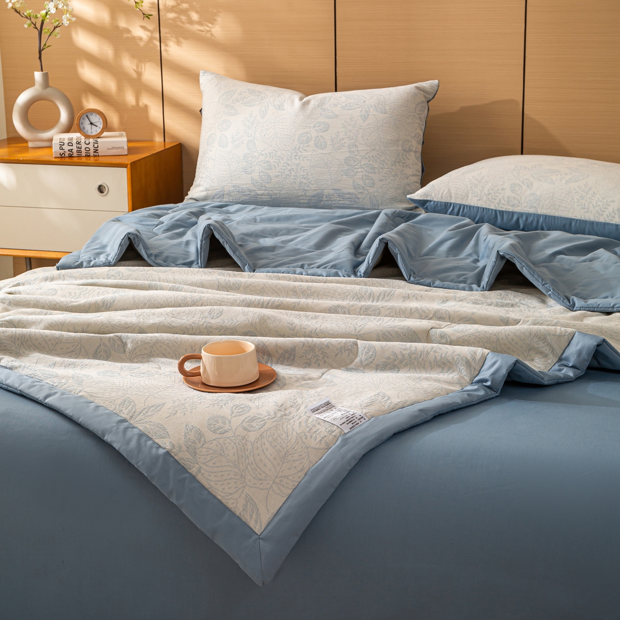 91家纺网 家纺一手货源 找家纺 恋人优选 2026新款全棉三层提花夏被空调被 茎叶时光-蓝