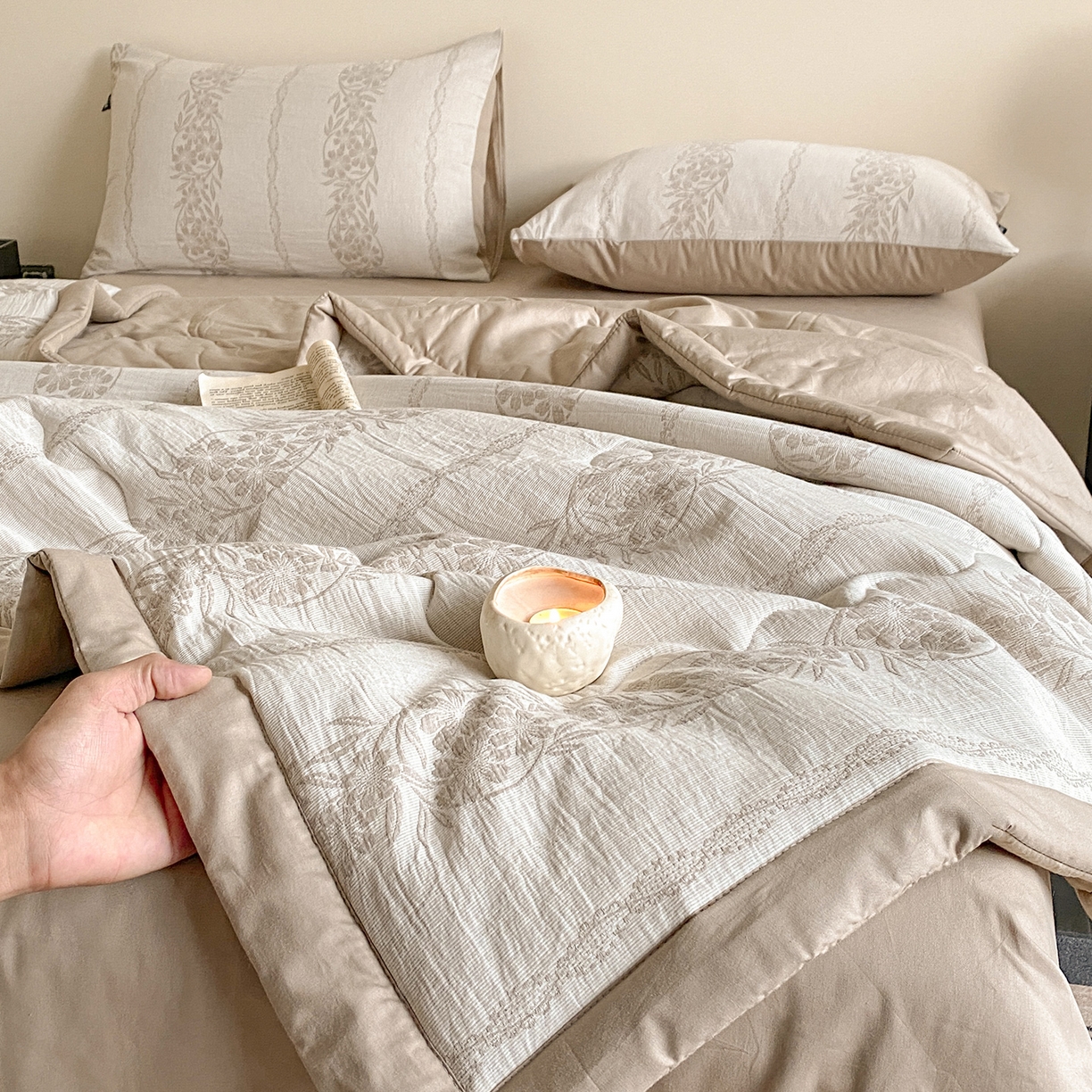 91家纺网 家纺一手货源 找家纺 恋人优选 2026新款全棉三层提花夏被空调被 花蔓吟-咖