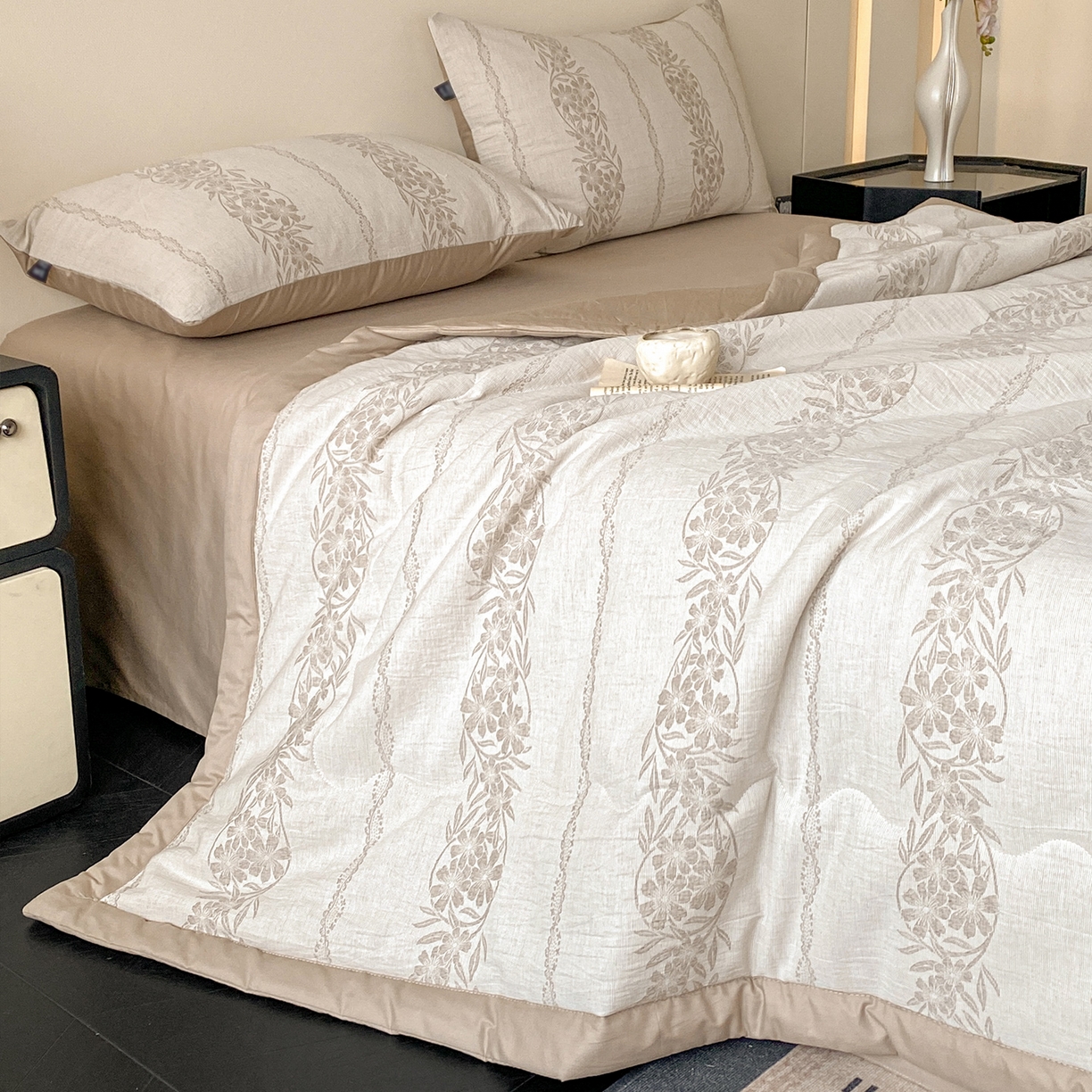 91家纺网 家纺一手货源 找家纺 恋人优选 2026新款全棉三层提花夏被空调被 花蔓吟-咖