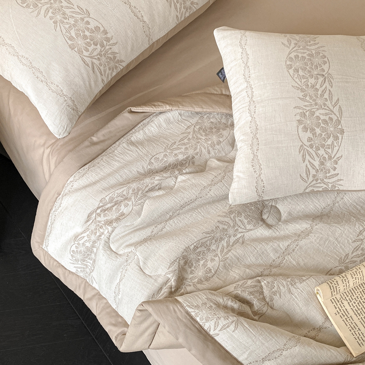 91家纺网 家纺一手货源 找家纺 恋人优选 2026新款全棉三层提花夏被空调被 花蔓吟-咖