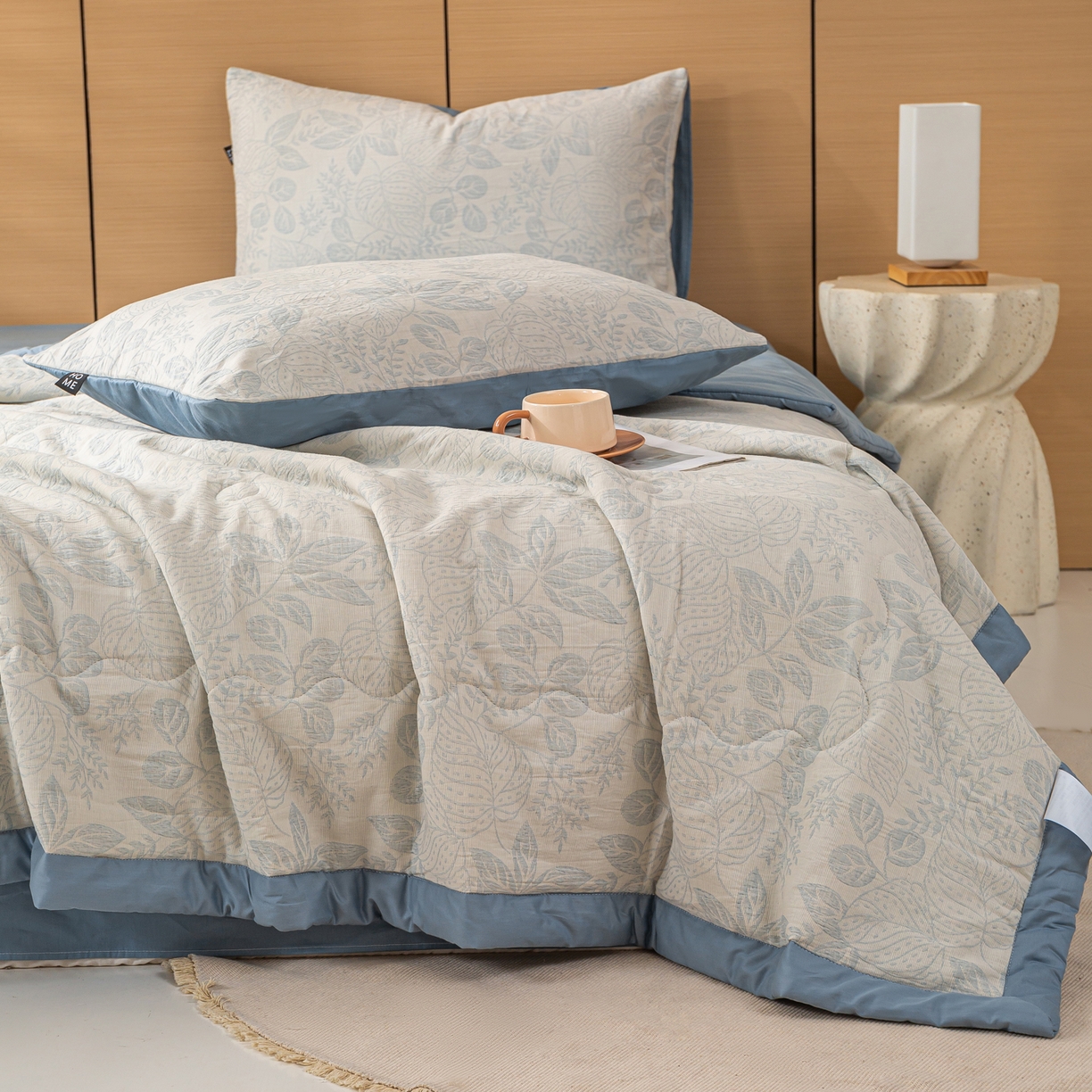 91家纺网 家纺一手货源 找家纺 恋人优选 2026新款全棉三层提花夏被空调被 茎叶时光-蓝