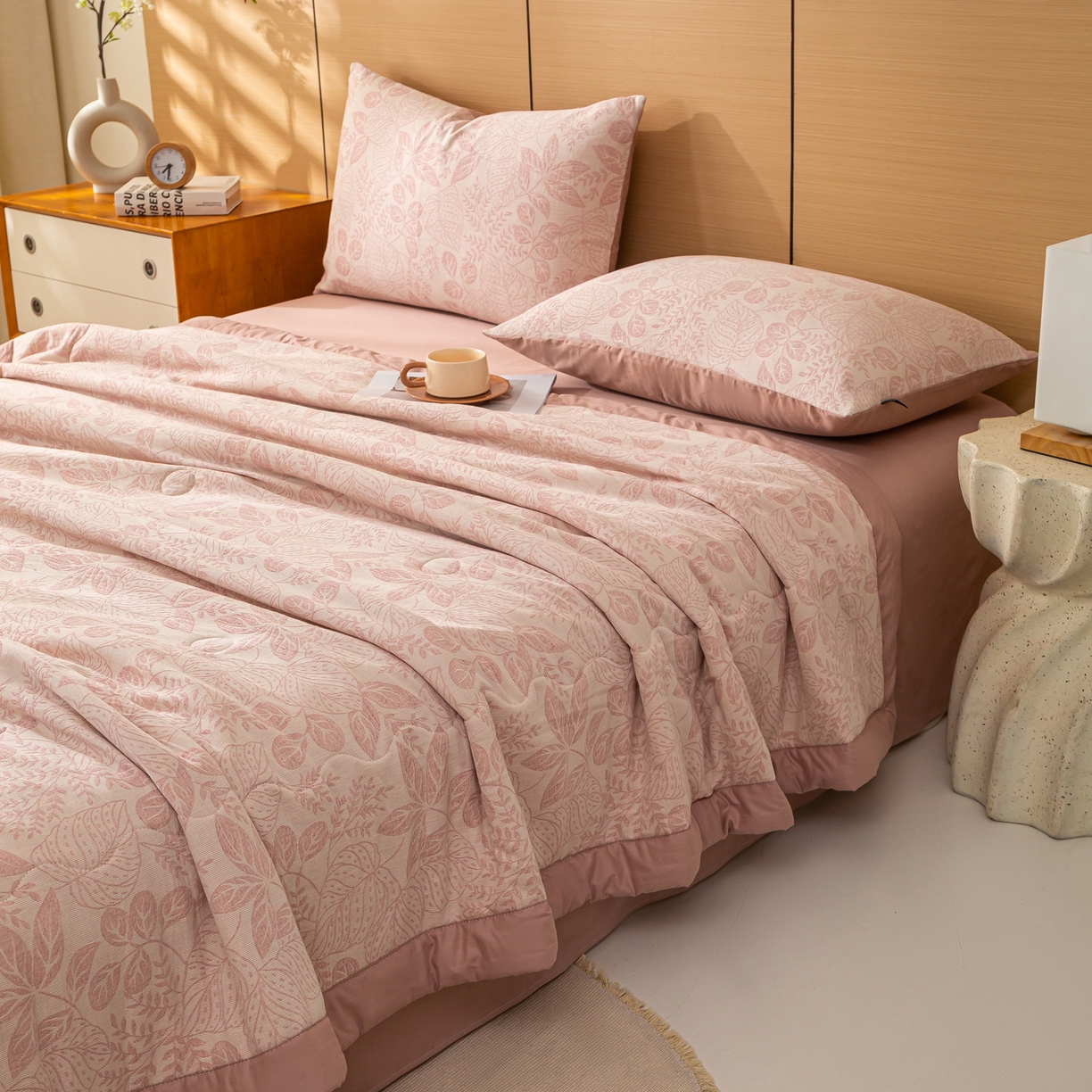 91家纺网 家纺一手货源 找家纺 恋人优选 2026新款全棉三层提花夏被空调被 茎叶时光-粉