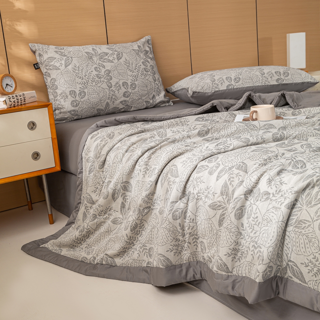 91家纺网 家纺一手货源 找家纺 恋人优选 2026新款全棉三层提花夏被空调被 茎叶时光-灰