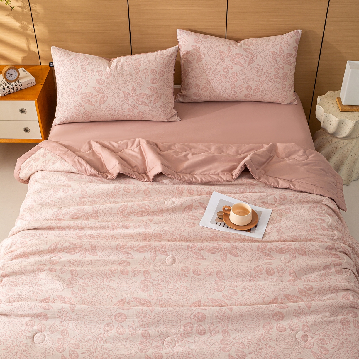 91家纺网 家纺一手货源 找家纺 恋人优选 2026新款全棉三层提花夏被空调被 茎叶时光-粉