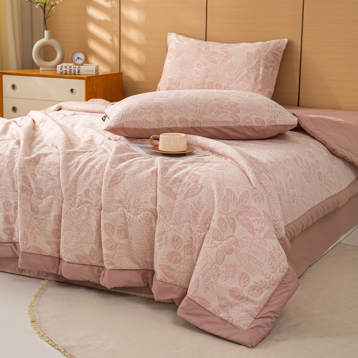 91家纺网 家纺一手货源 找家纺 恋人优选 2026新款全棉三层提花夏被空调被 茎叶时光-粉