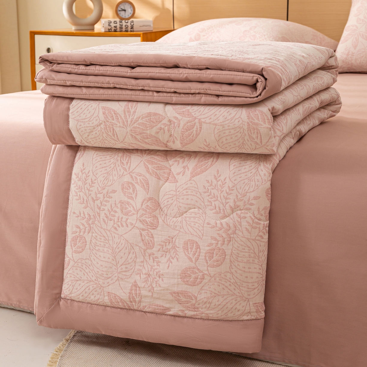 91家纺网 家纺一手货源 找家纺 恋人优选 2026新款全棉三层提花夏被空调被 茎叶时光-粉