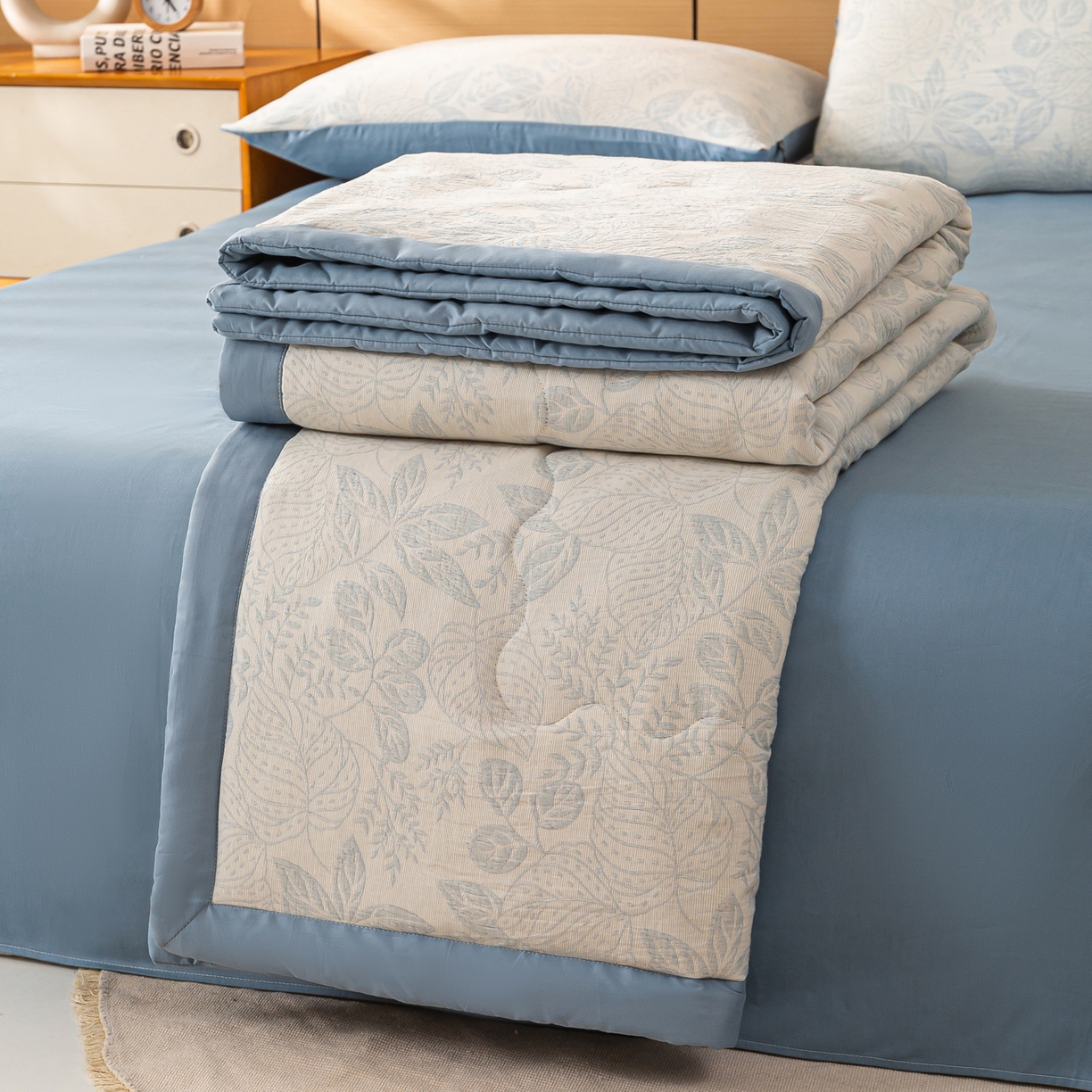91家纺网 家纺一手货源 找家纺 恋人优选 2026新款全棉三层提花夏被空调被 茎叶时光-蓝
