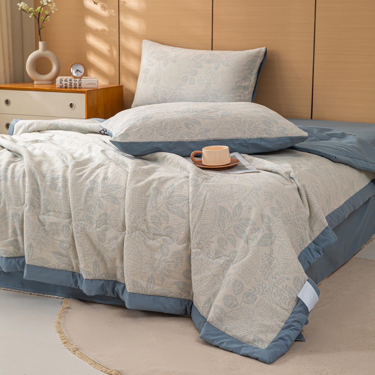 91家纺网 家纺一手货源 找家纺 恋人优选 2026新款全棉三层提花夏被空调被 茎叶时光-蓝