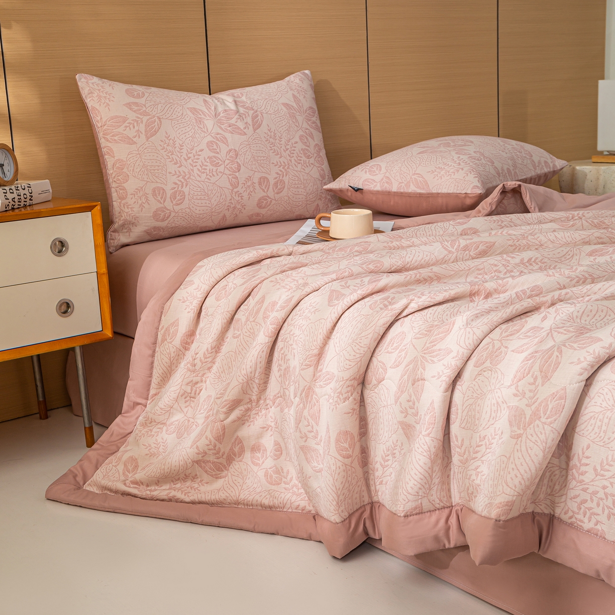 91家纺网 家纺一手货源 找家纺 恋人优选 2026新款全棉三层提花夏被空调被 茎叶时光-粉