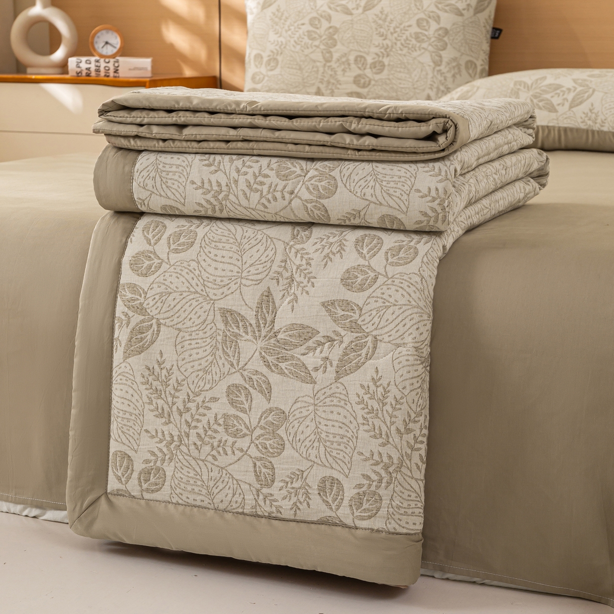 91家纺网 家纺一手货源 找家纺 恋人优选 2026新款全棉三层提花夏被空调被 茎叶时光-咖