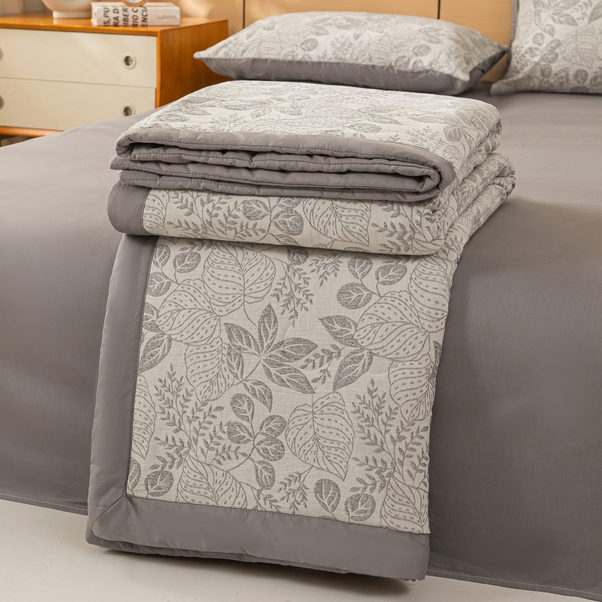 91家纺网 家纺一手货源 找家纺 恋人优选 2026新款全棉三层提花夏被空调被 茎叶时光-灰