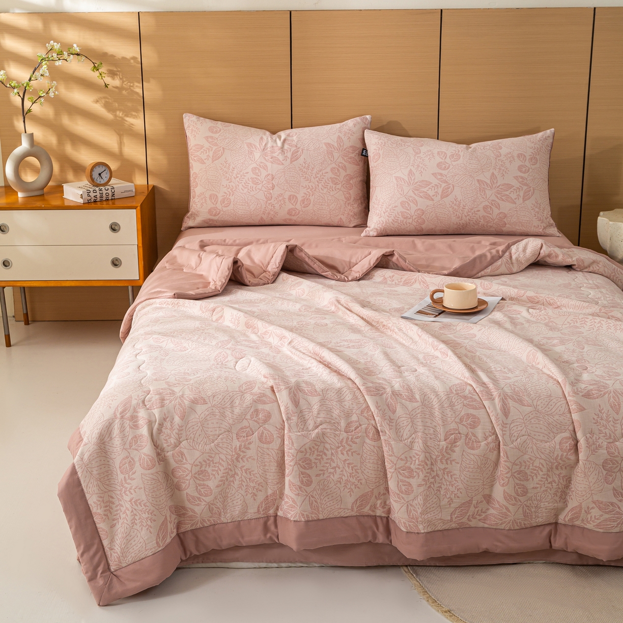 91家纺网 家纺一手货源 找家纺 恋人优选 2026新款全棉三层提花夏被空调被 茎叶时光-粉