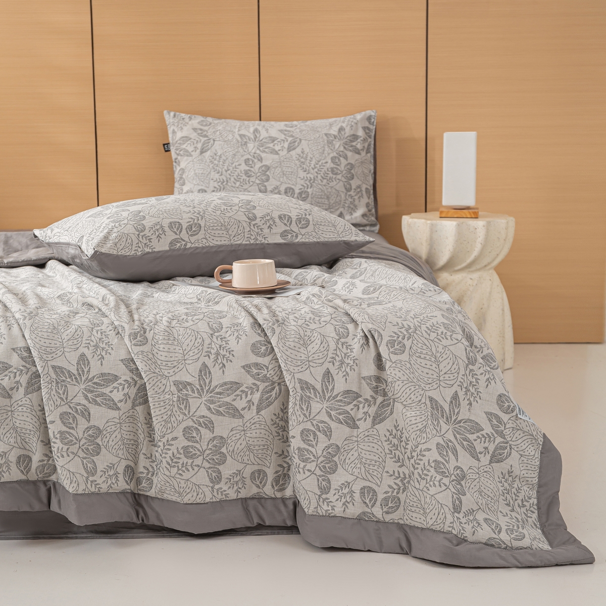 91家纺网 家纺一手货源 找家纺 恋人优选 2026新款全棉三层提花夏被空调被 茎叶时光-灰