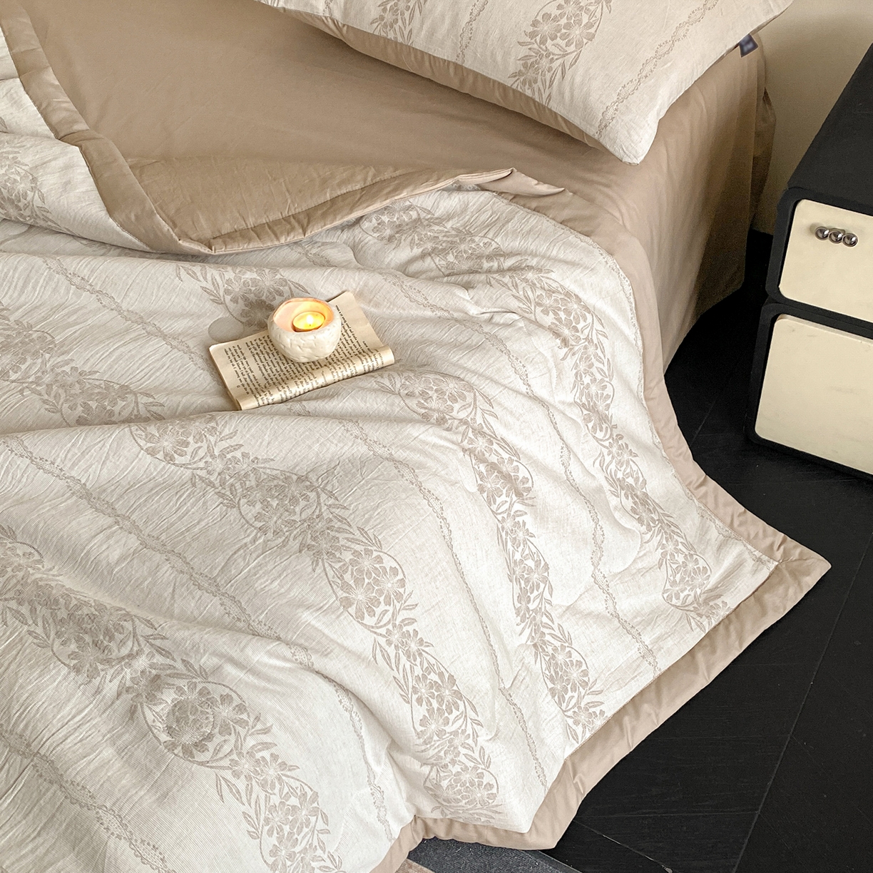 91家纺网 家纺一手货源 找家纺 恋人优选 2026新款全棉三层提花夏被空调被 花蔓吟-咖