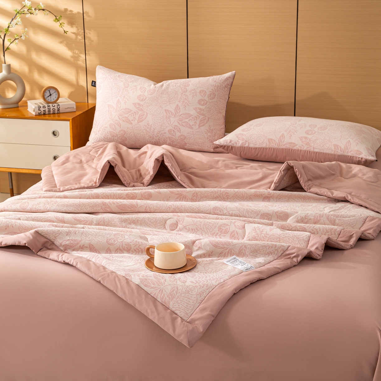 91家纺网 家纺一手货源 找家纺 恋人优选 2026新款全棉三层提花夏被空调被 茎叶时光-粉