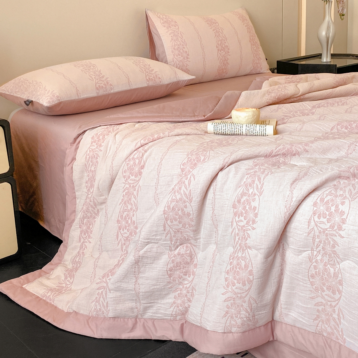 91家纺网 家纺一手货源 找家纺 恋人优选 2026新款全棉三层提花夏被空调被 花蔓吟-粉