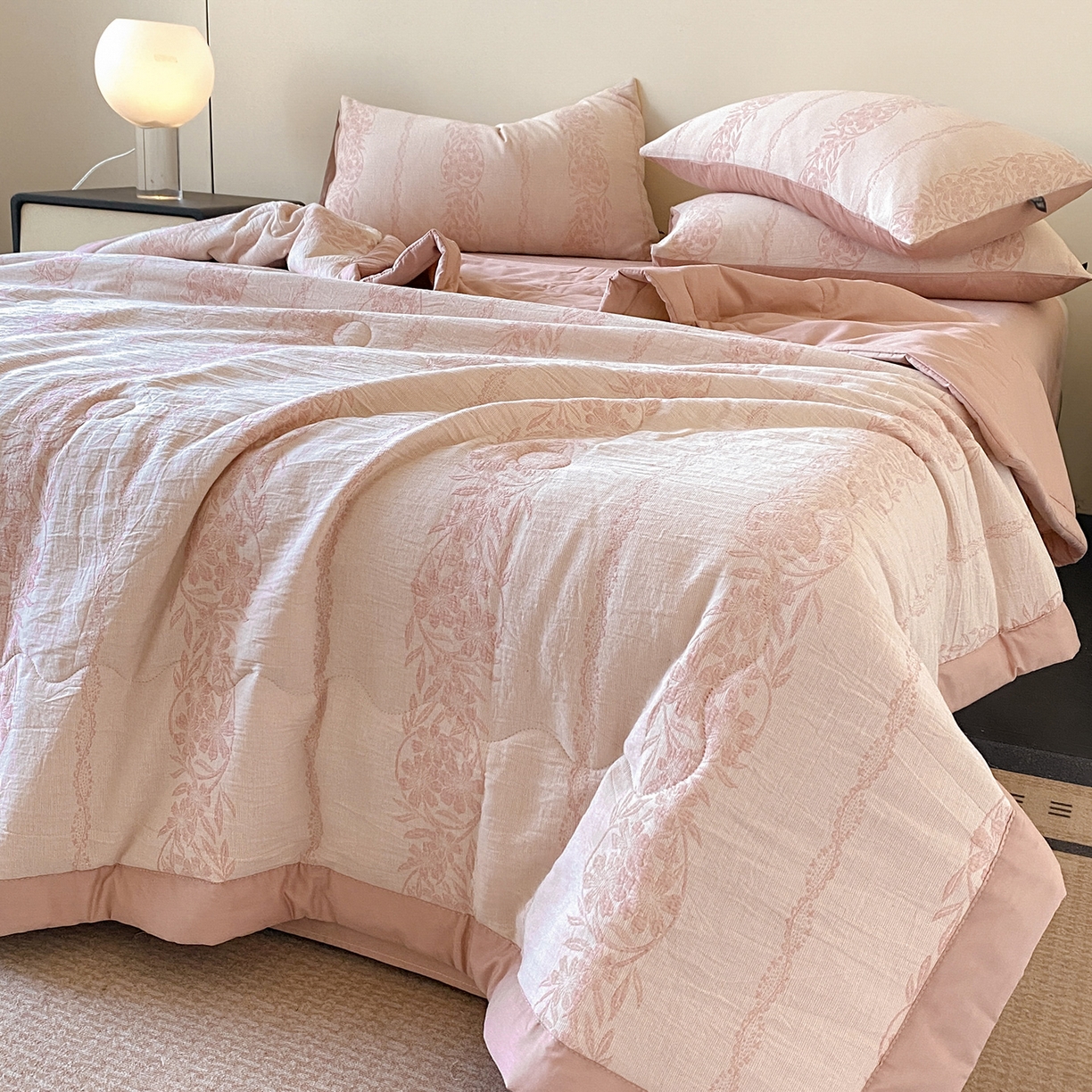 91家纺网 家纺一手货源 找家纺 恋人优选 2026新款全棉三层提花夏被空调被 花蔓吟-粉