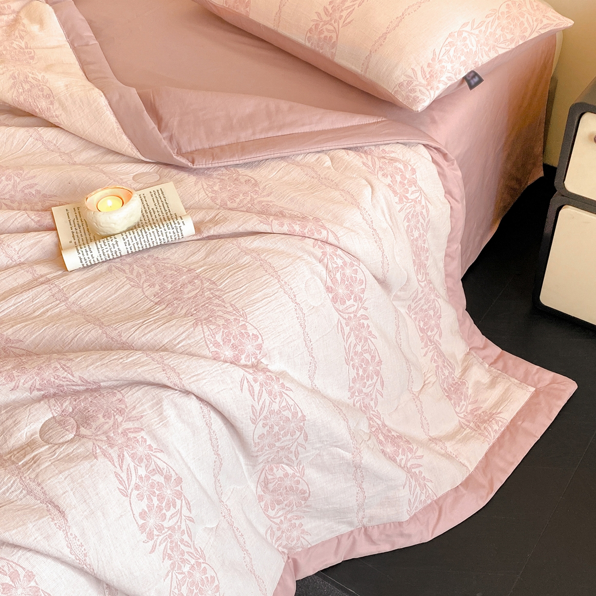 91家纺网 家纺一手货源 找家纺 恋人优选 2026新款全棉三层提花夏被空调被 花蔓吟-粉