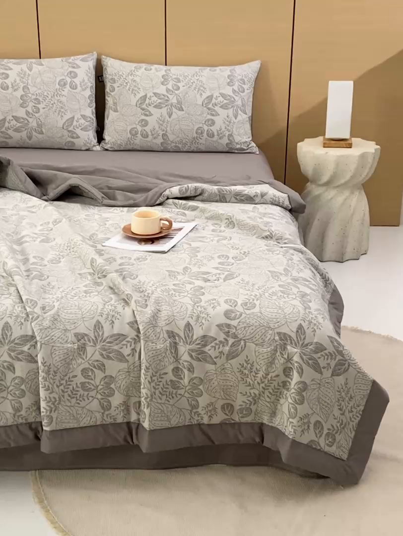 91家纺网 家纺一手货源 找家纺 恋人优选 2026新款全棉三层提花夏被空调被 茎叶时光-灰